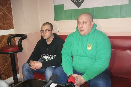 Футболни запалянковци подкрепят протест срещу общински съветници