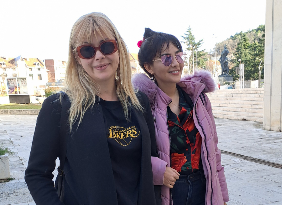 Елен Колева и София Бобчева подгонват „Роклята беглец“ на врачанска сцена